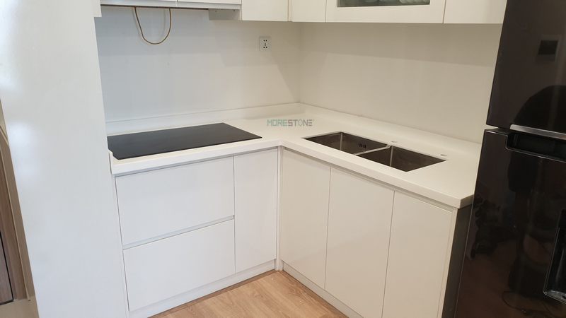 Đá ốp mặt bếp đá nhân tạo ưu điểm uốn cong vượt trội không vết nối tạo lên bề mặt bằng phẳng không tì vết thuận tiện cho gia chủ sử dụng.